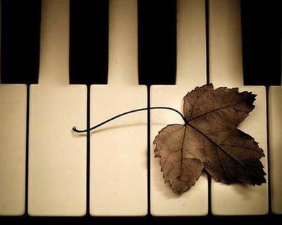 女生彈鋼琴圖片唯美意境圖片 傷感的音符如一首首流淌的歌