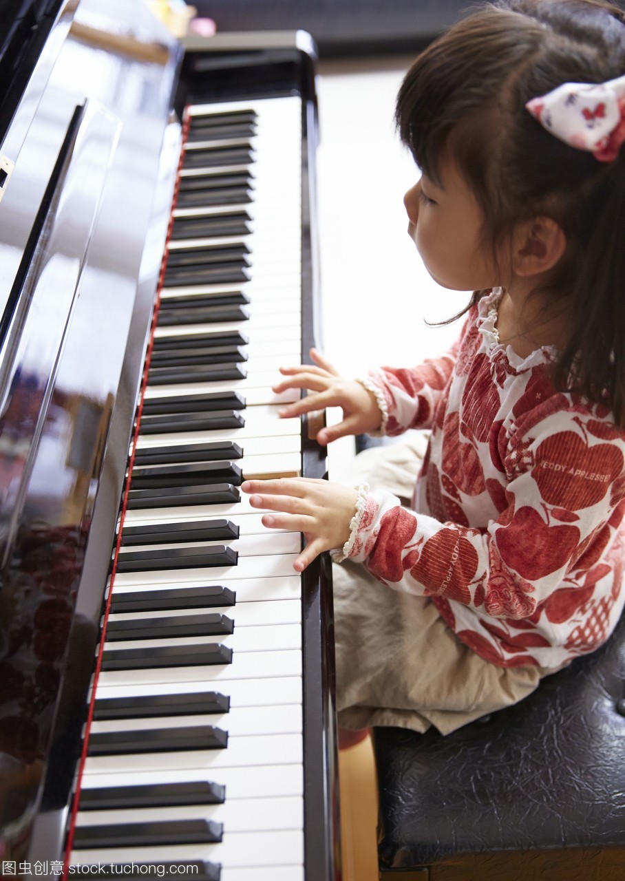 女孩彈鋼琴