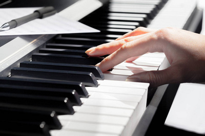人彈鋼琴。特寫
