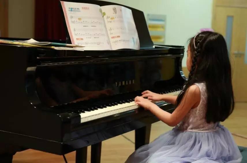 孩子彈鋼琴手型一定要規(guī)范!_教育_網(wǎng)