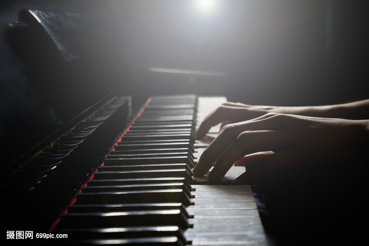 彈奏著的鋼琴