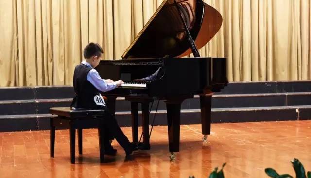當年被媽媽逼哭彈鋼琴的小男孩長大了,并畢業俄羅斯柴可夫斯基音樂學院