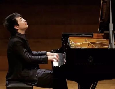 傅聰論郎朗、霍洛維茨等大師的鋼琴演奏姿勢:“肢體動作是服務于音樂的”。